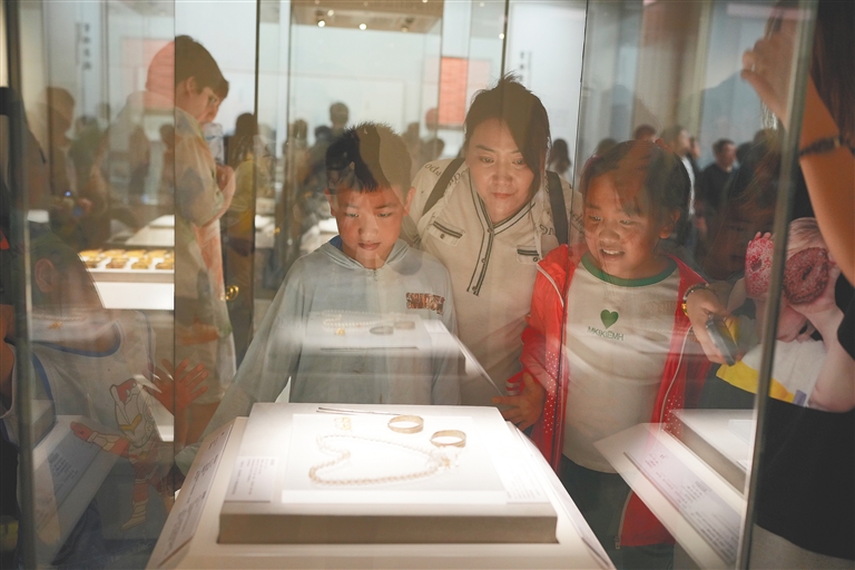 　2月1日，“千古�L流 不老�|坡――�K�Y主�}文物展”在海南省博物�^展出，吸引�多�^�慕名前�碛^�p。本�笥�者 ��茂 �z